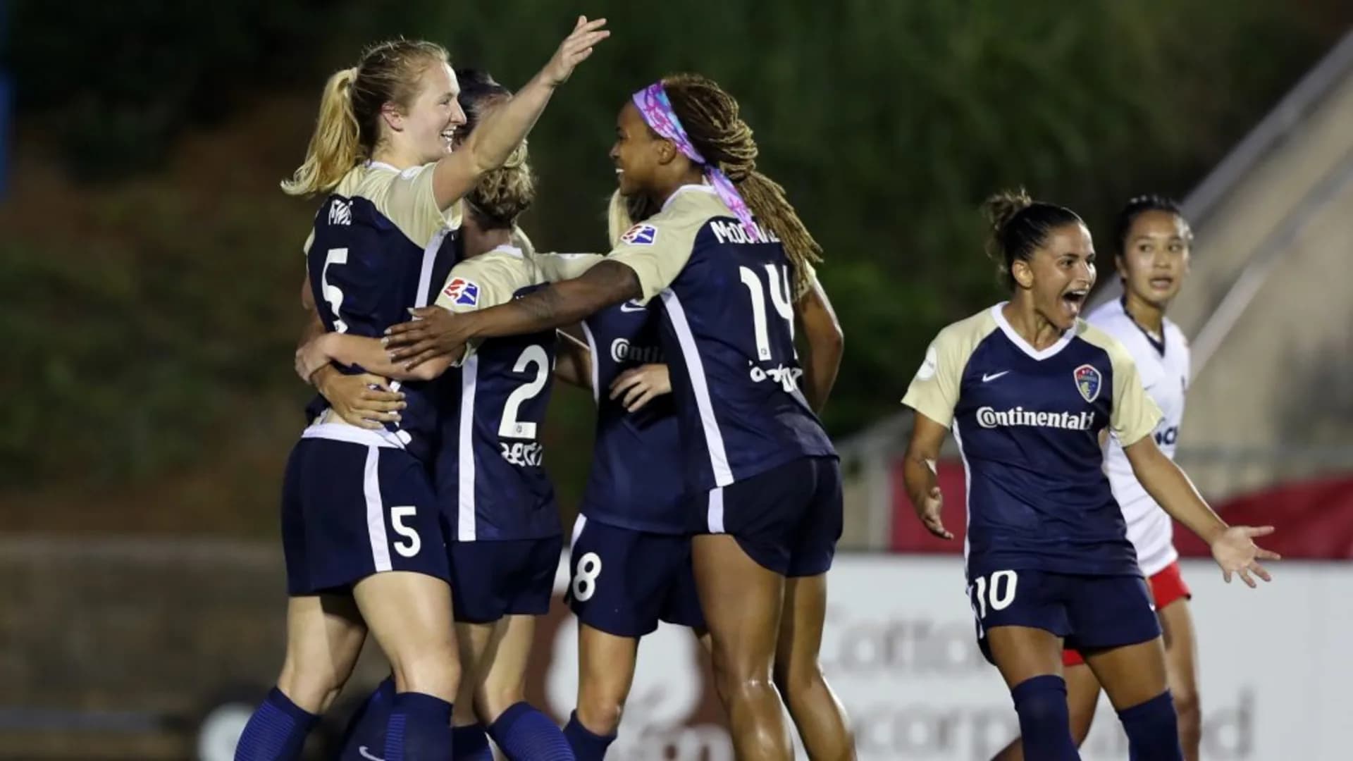 story-image-outside-the-box-scores-courage-chasing-history