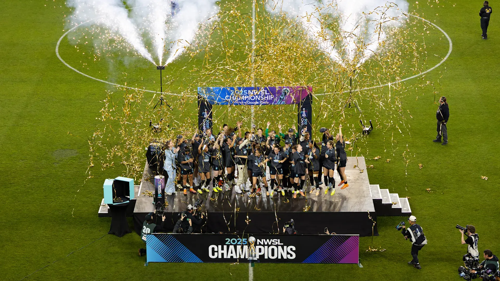 2025-11-22_NWSL-Championship_Trophy-Lift-3