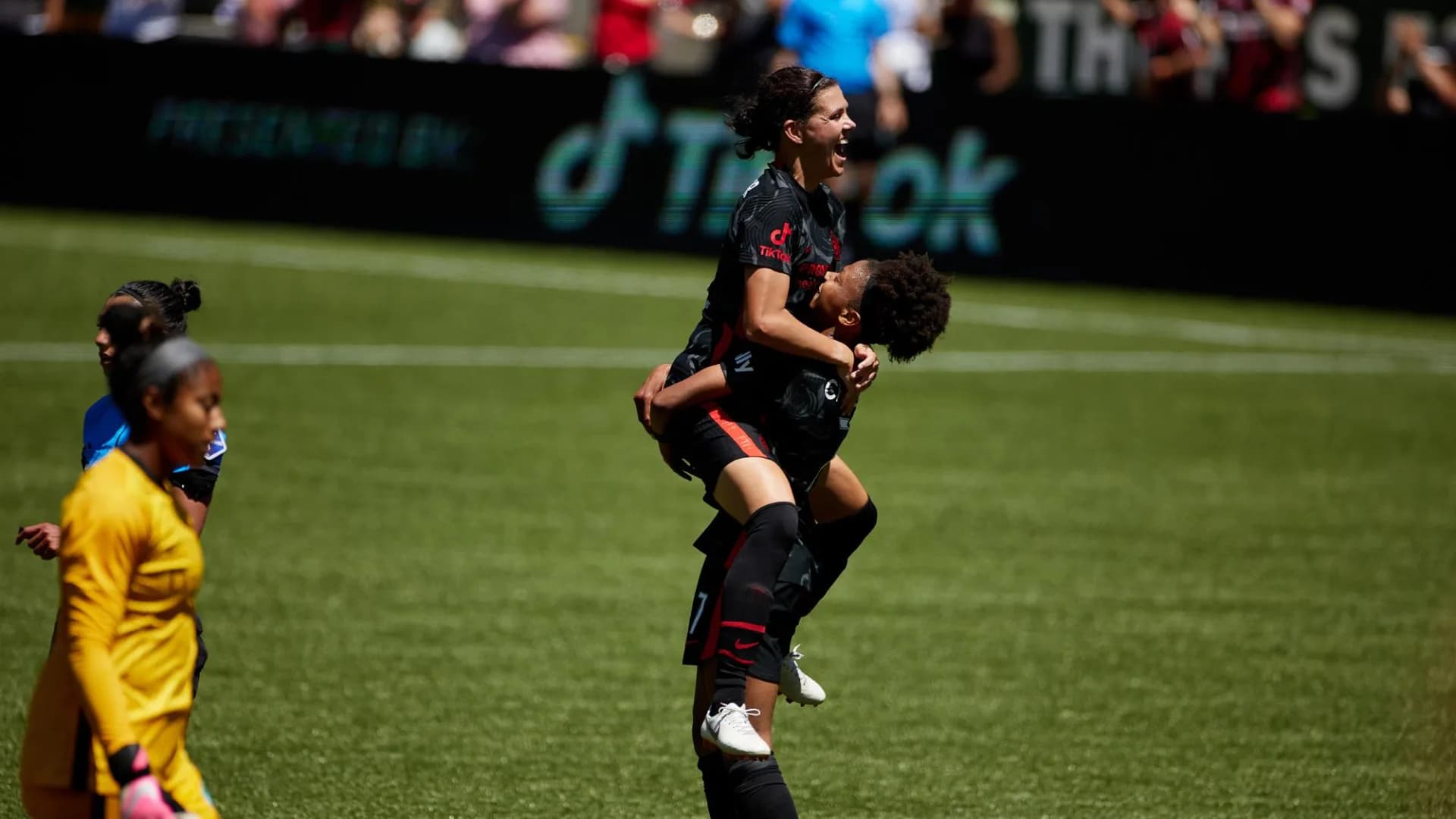 thumbnail-canada-nine-nwsl-players-win-olympic-gold-medal