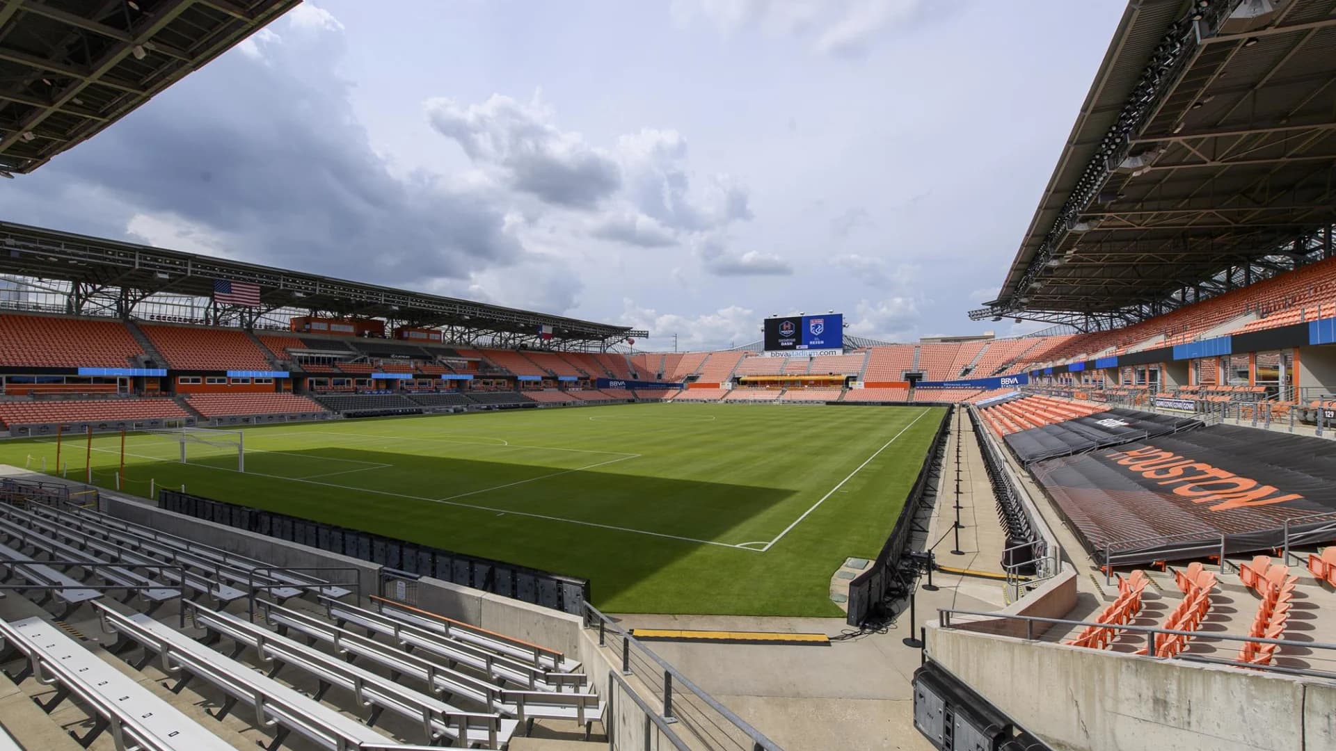 thumbnail-houston-dash-sign-midfielder-hannah-diaz