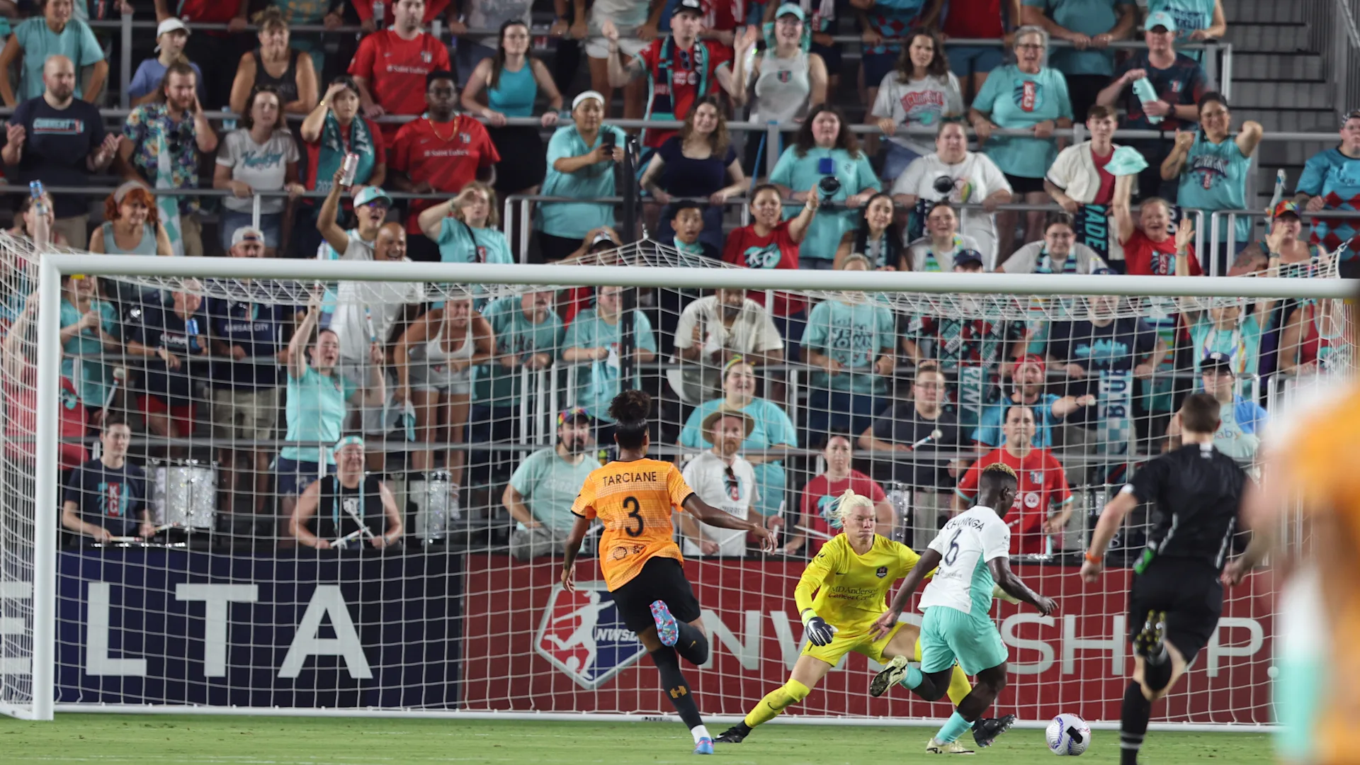 Jun 28, 2024: Temwa Chawinga (KC) and Jane Campbell (HOU)