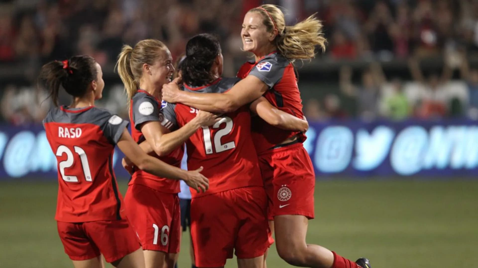 story-image-thorns-clinch-playoff-berth-with-2-1-win-over-sky-blue-fc