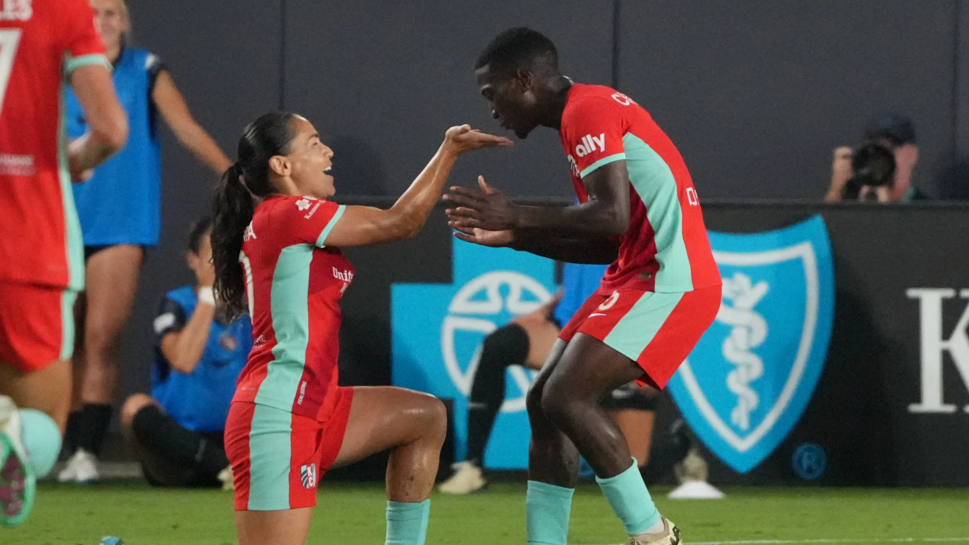 Sep 20, 2024: Temwa Chawinga (KC) and Lo'eau LaBonta (KC) 