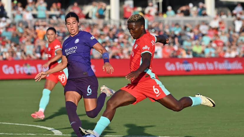  Jul 6, 2024: Temwa Chawinga (KC) and Emily Sams (ORL) 