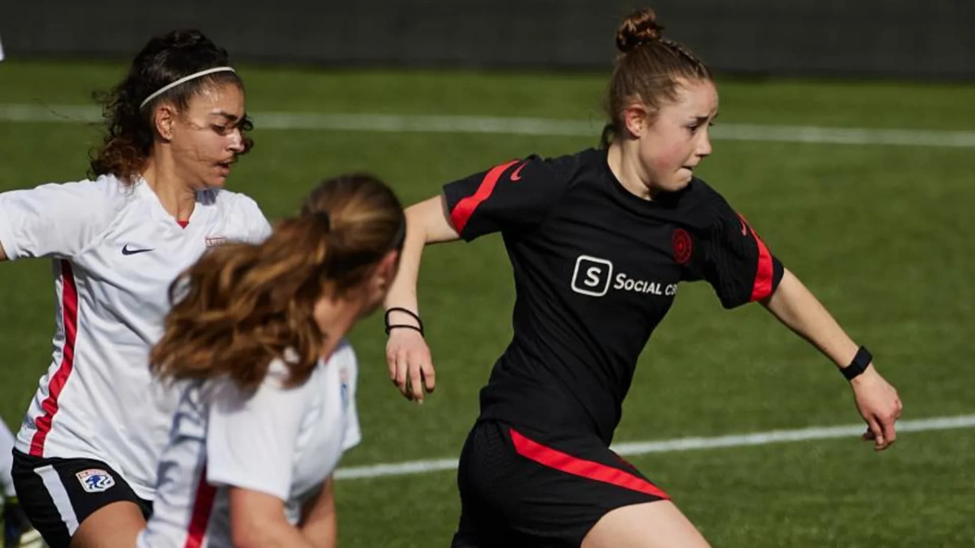 thumbnail-thorns-fc-sign-midfielder-olivia-moultrie