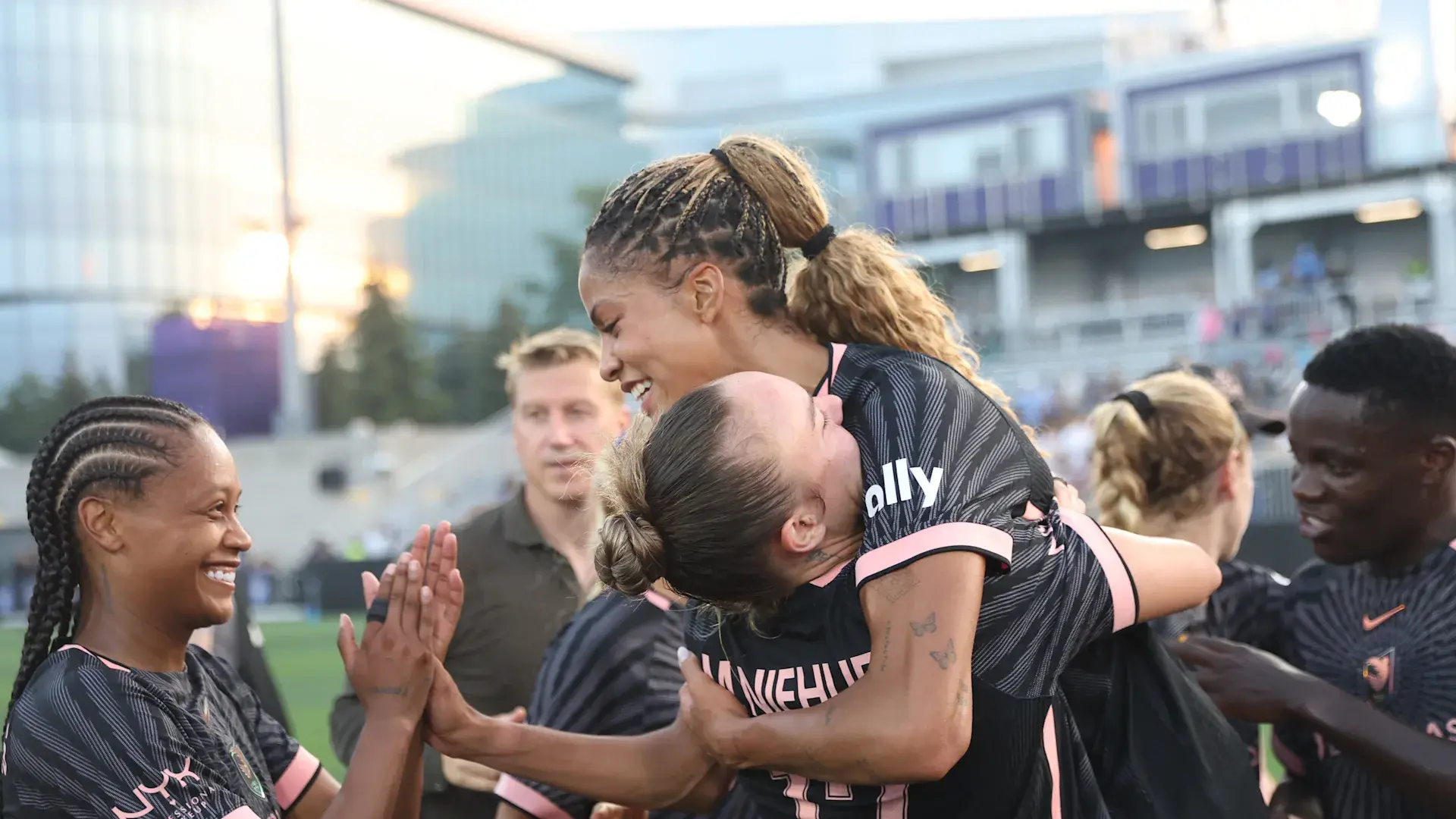 NWSL Matchweek 13: Legends return, a trio of braces, and dramatic comebacks