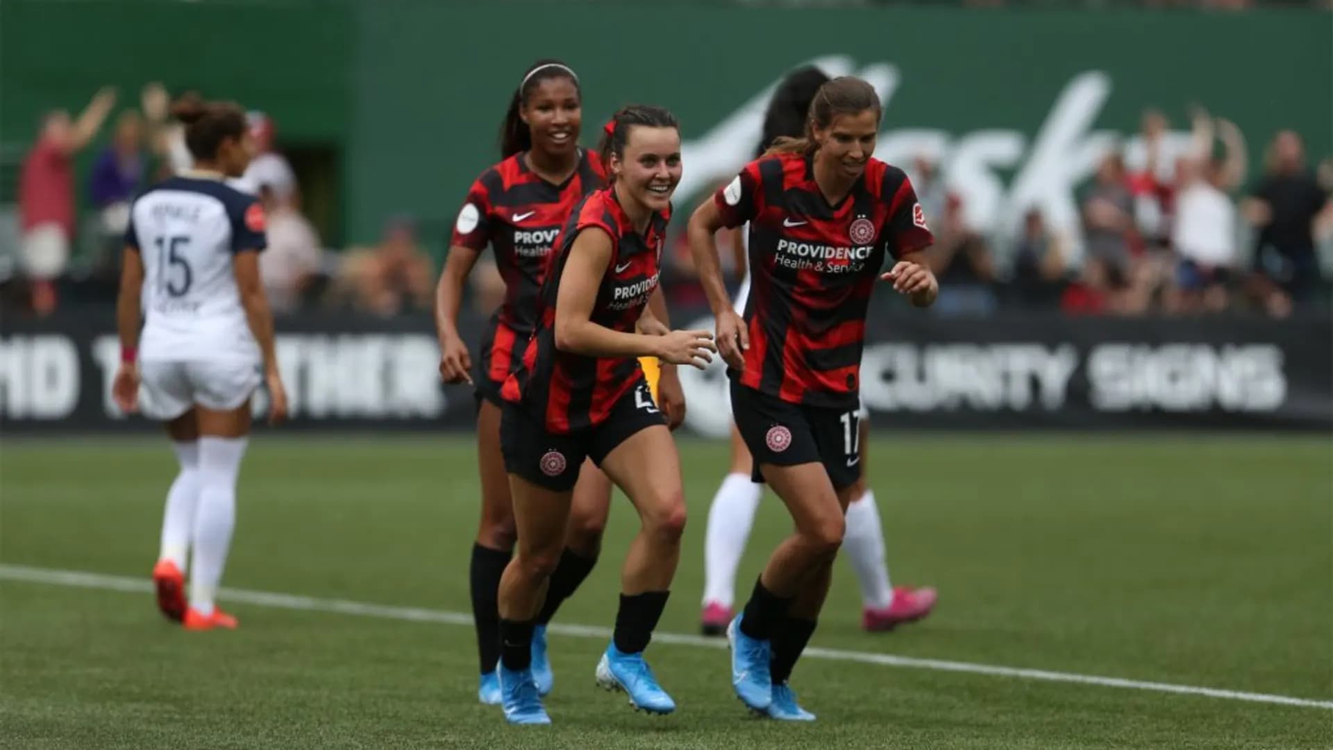 story-image-portland-thorns-fc-wins-2-1-after-a-pair-of-own-goals-by-north-carolina-courage