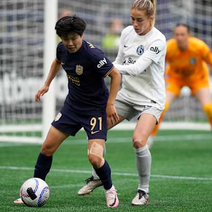  Sep 29, 2024: Ji So-Yun (SEA) and Abby Dahlkemper (BAY)