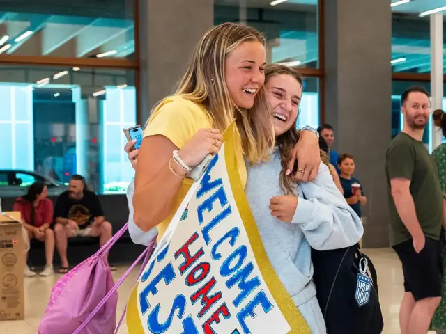 Claire Hutton surprises new Current teammate and "bestie" Ally Sentnor at Kansas City airport