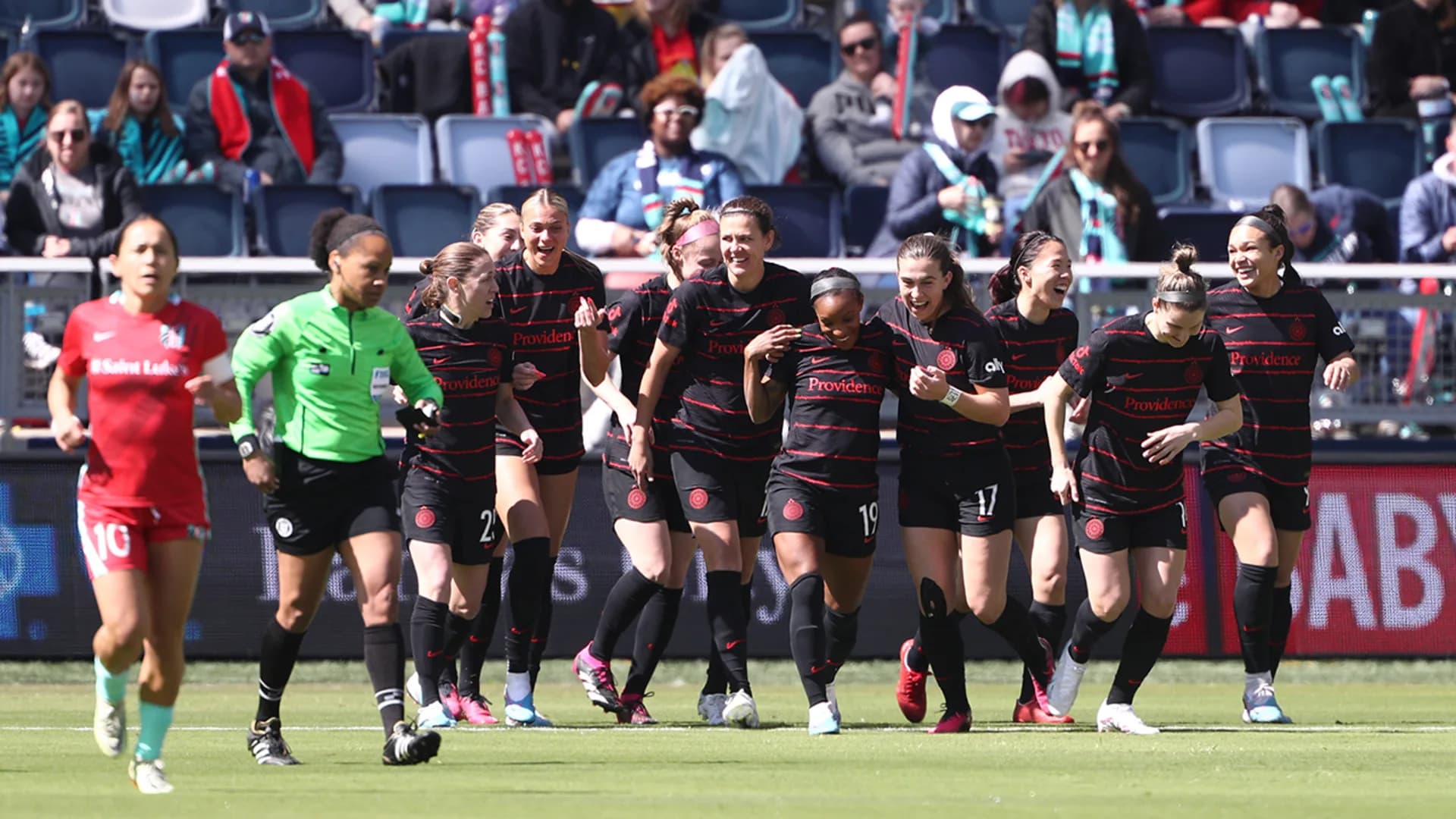 portland-thorns-players-celebrate-their-goal-against-kansas-city