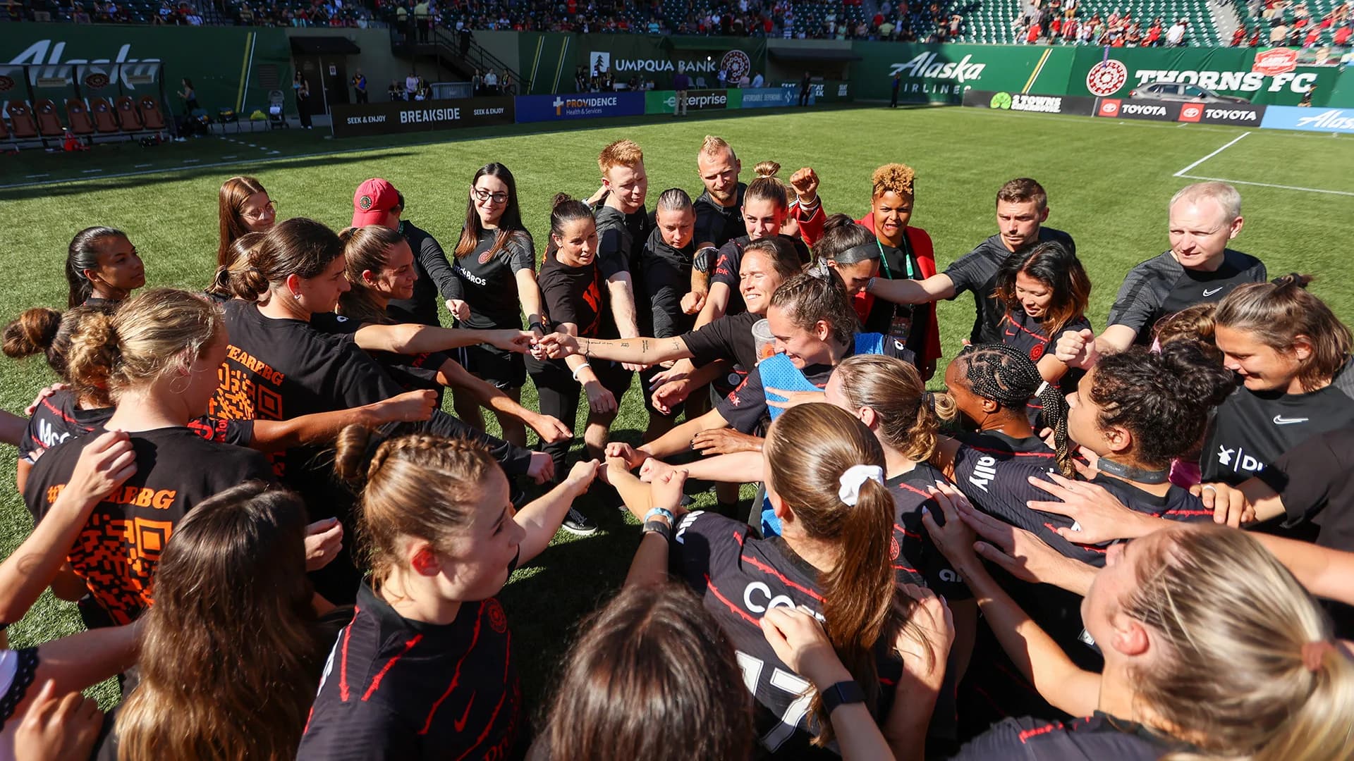 portland-thorns-fc-team-huddle