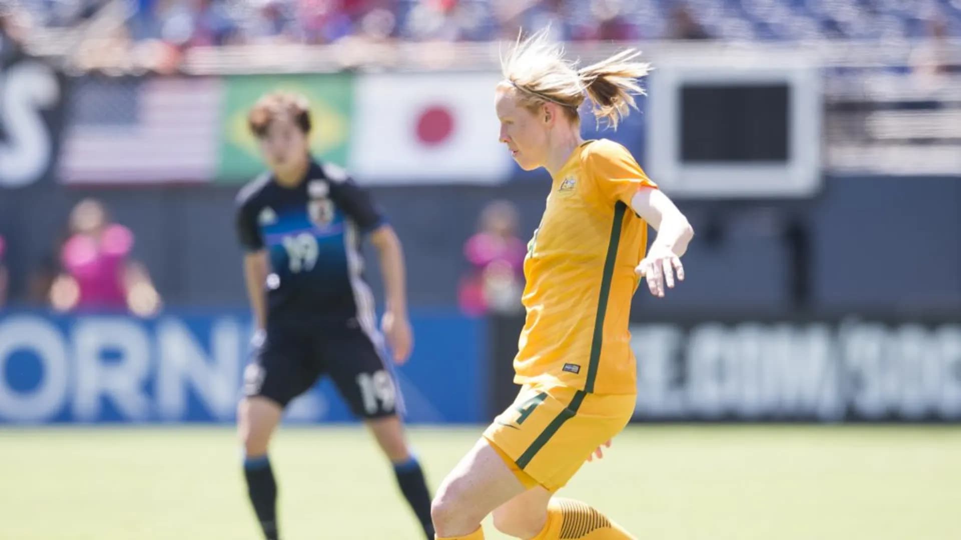 story-image-dash-sign-defender-clare-polkinghorne