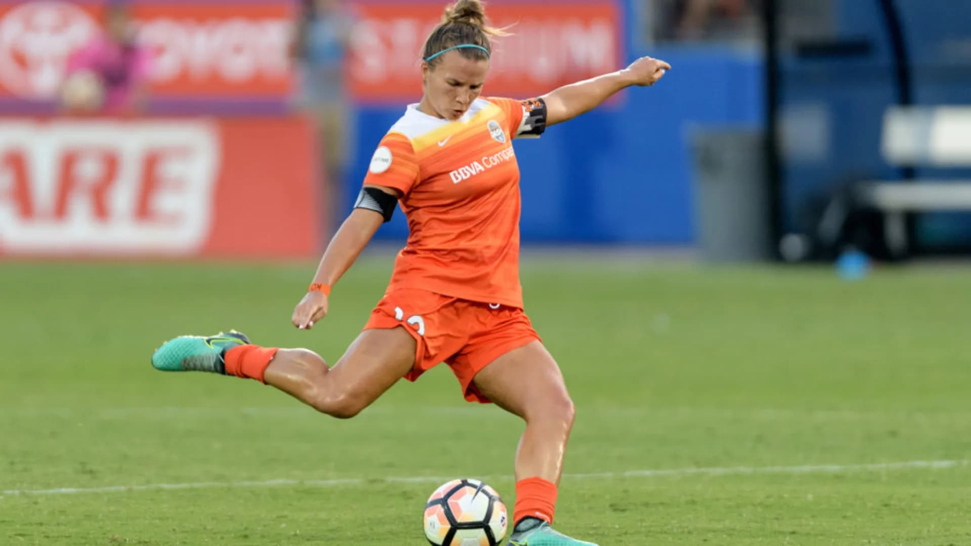 story-image-amber-brooks-re-signs-with-the-houston-dash