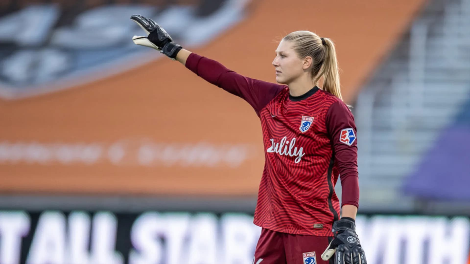 story-image-casey-murphy-signs-two-year-deal-with-nc-courage