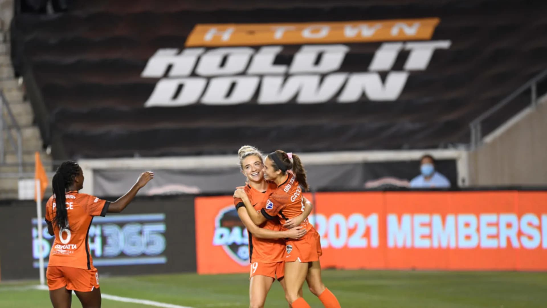 story-image-kristie-mewis-stars-as-houston-dash-run-rampant-against-north-carolina-courage