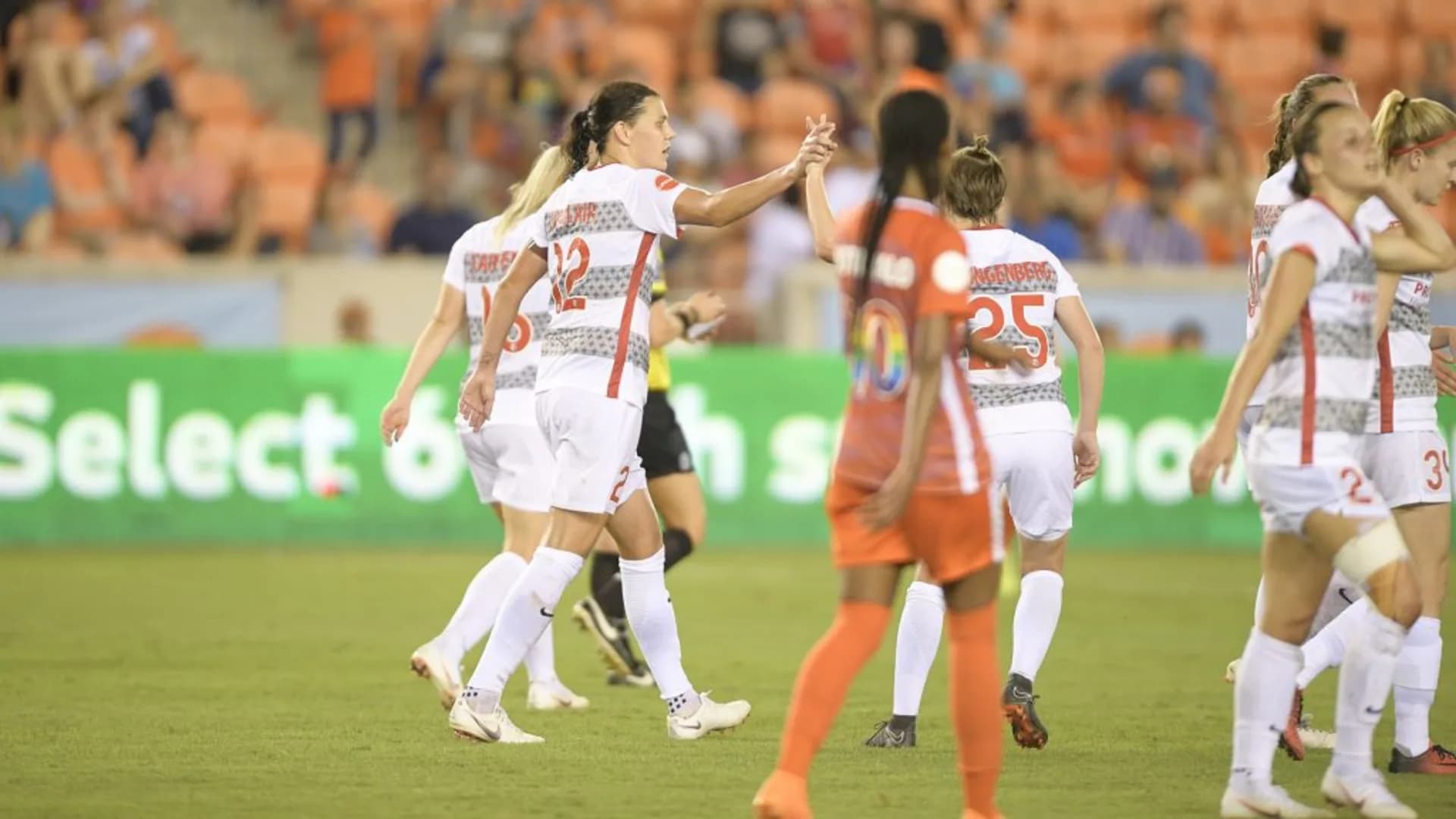 story-image-christine-sinclair-leads-the-thorns-to-a-3-1-road-win-over-the-dash