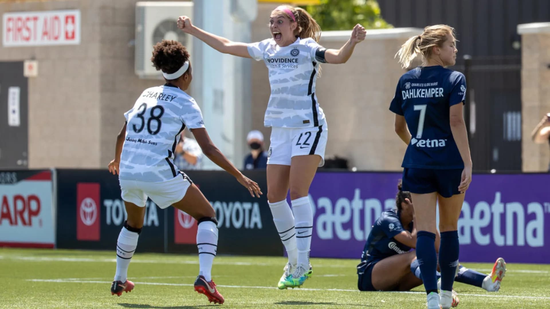story-image-portland-thorns-fc-advance-to-semifinals-with-victory-over-north-carolina-courage