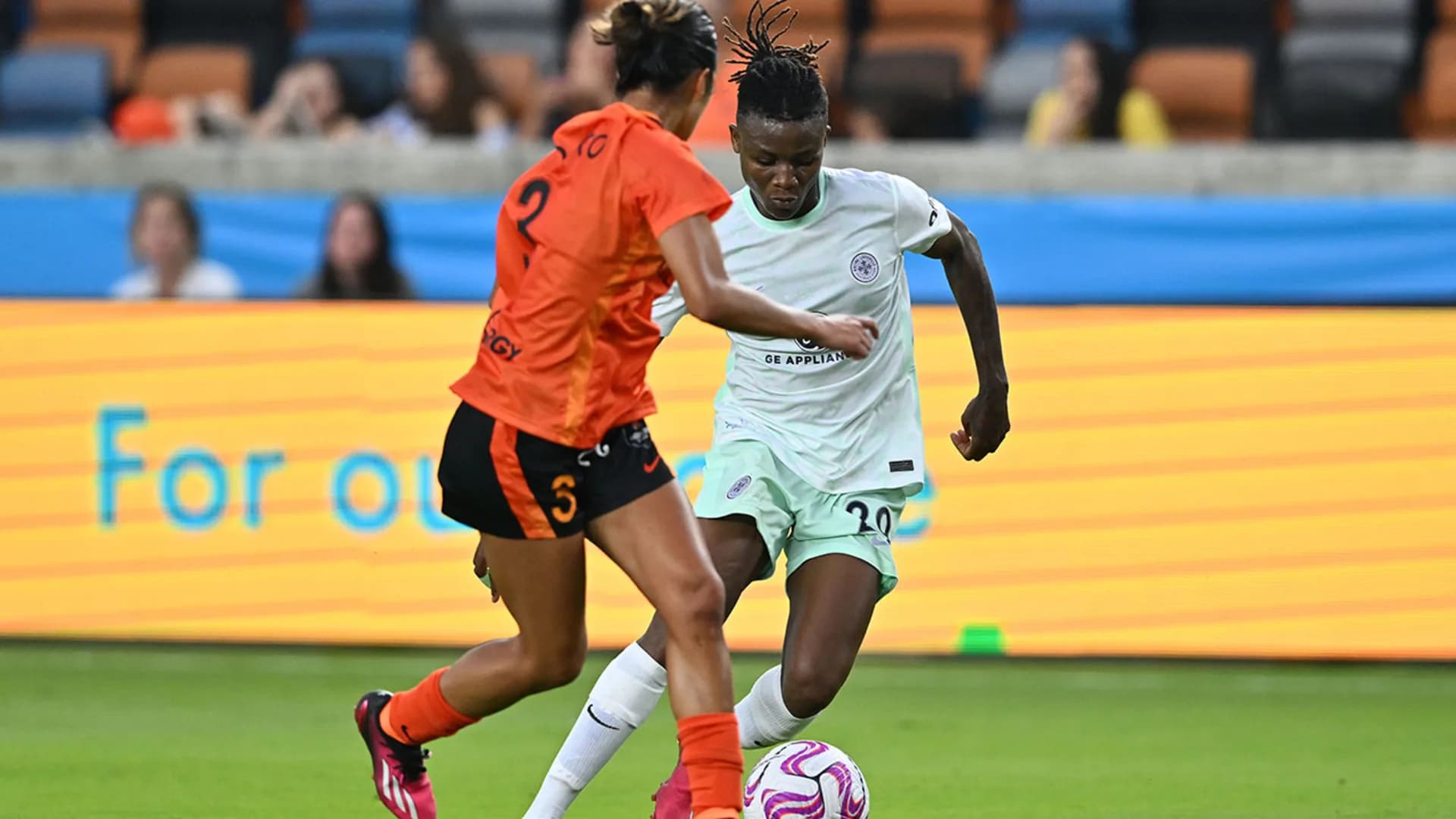 racing-louisville-forward-uchenna-kanu-attacks-the-houston-defense