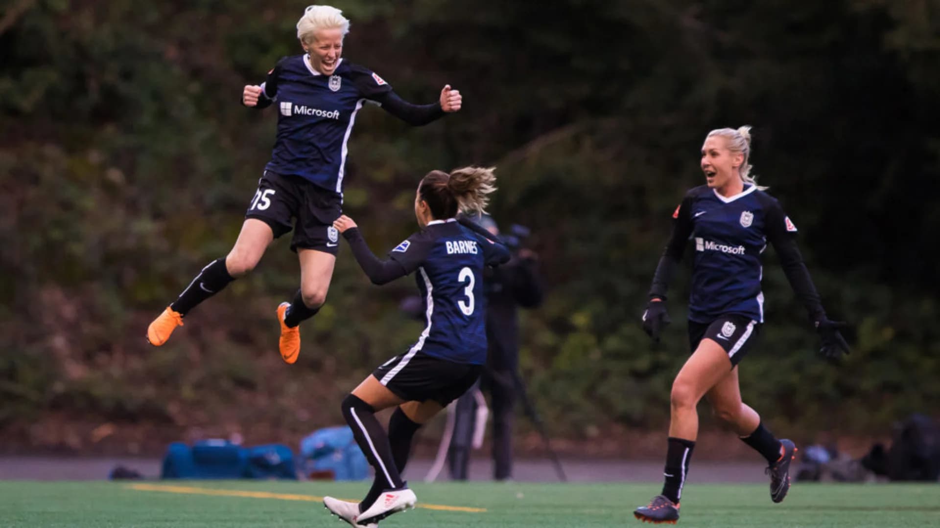 story-image-megan-rapinoe-free-kick-goal