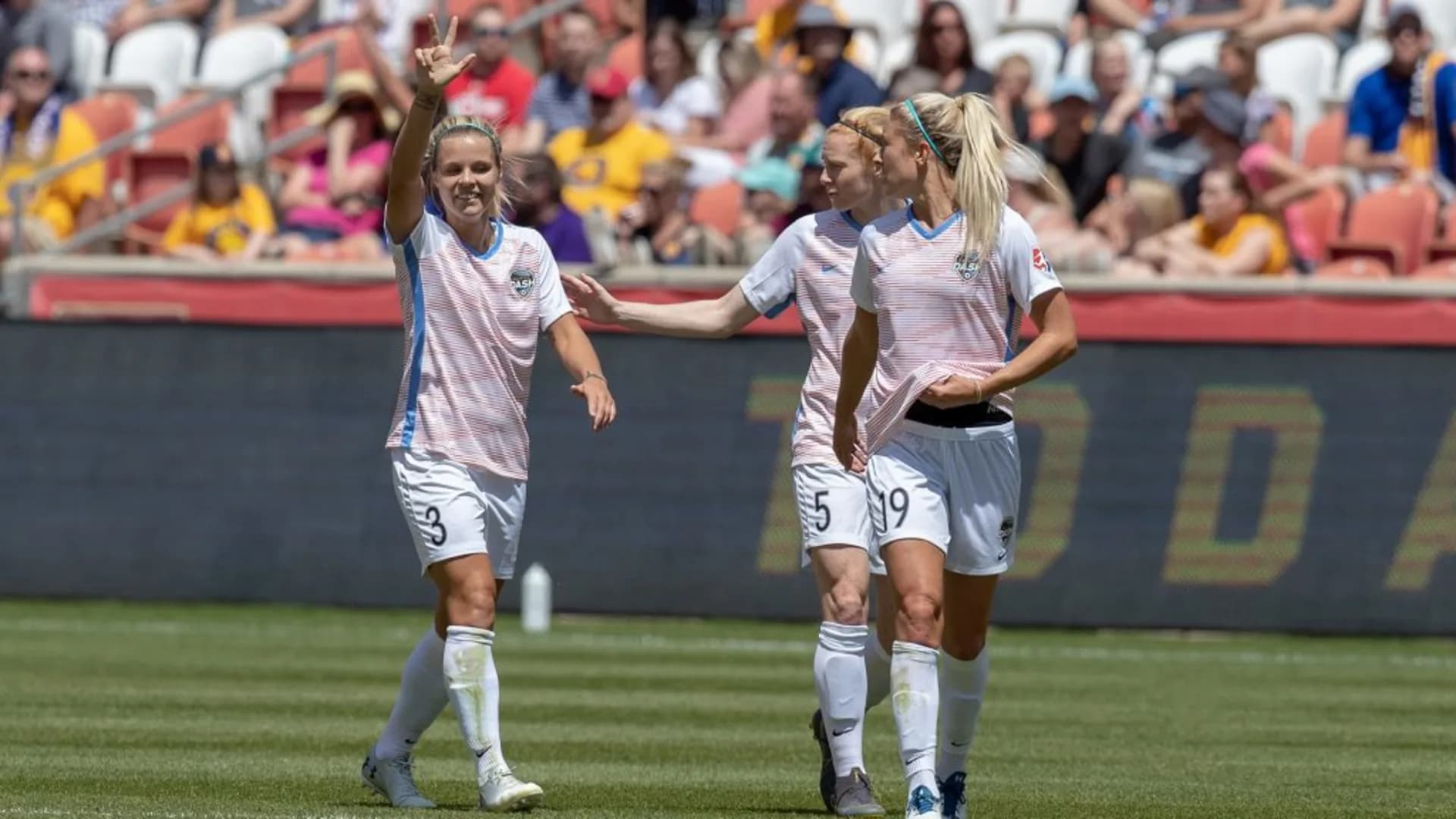 story-image-houston-dash-hand-utah-royals-fc-first-loss-of-the-season