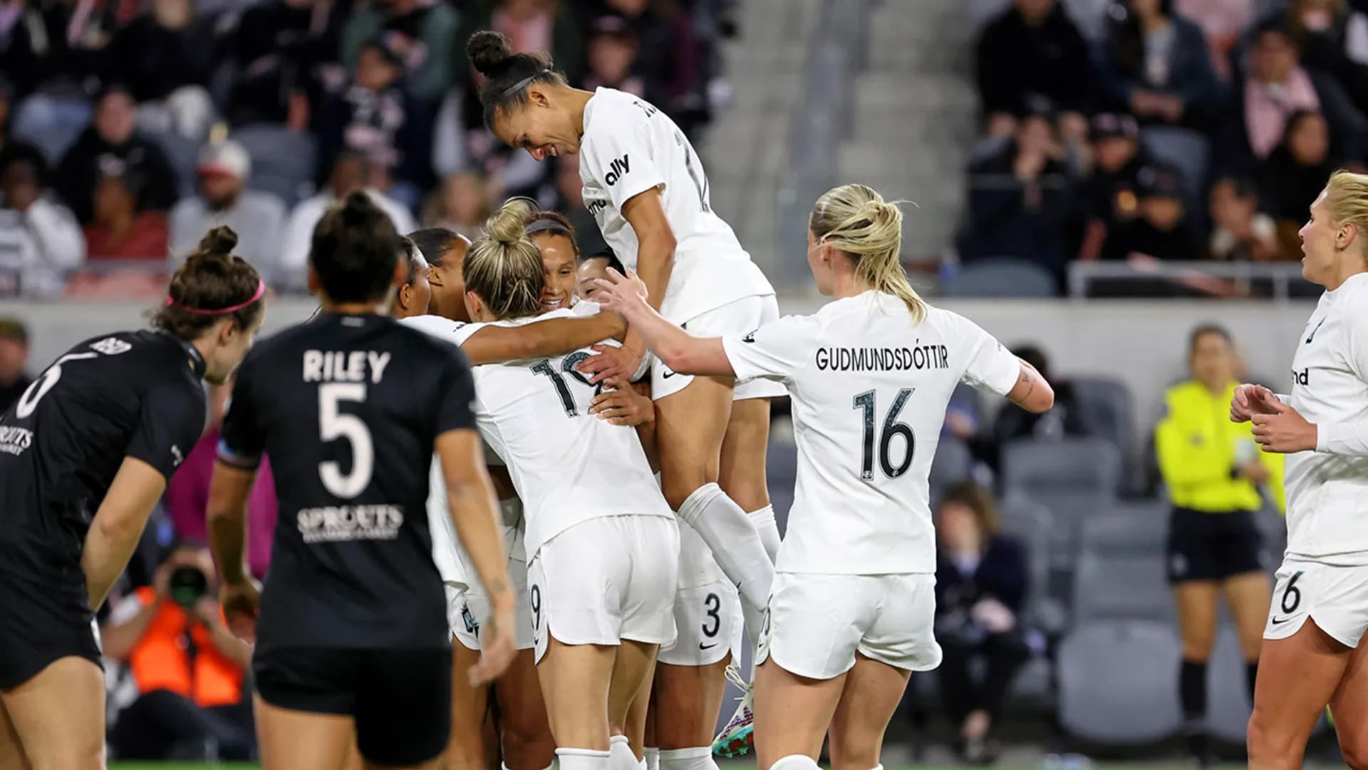 gotham-players-celebrate-forward-lynn-williamss-goal-against-angel-city