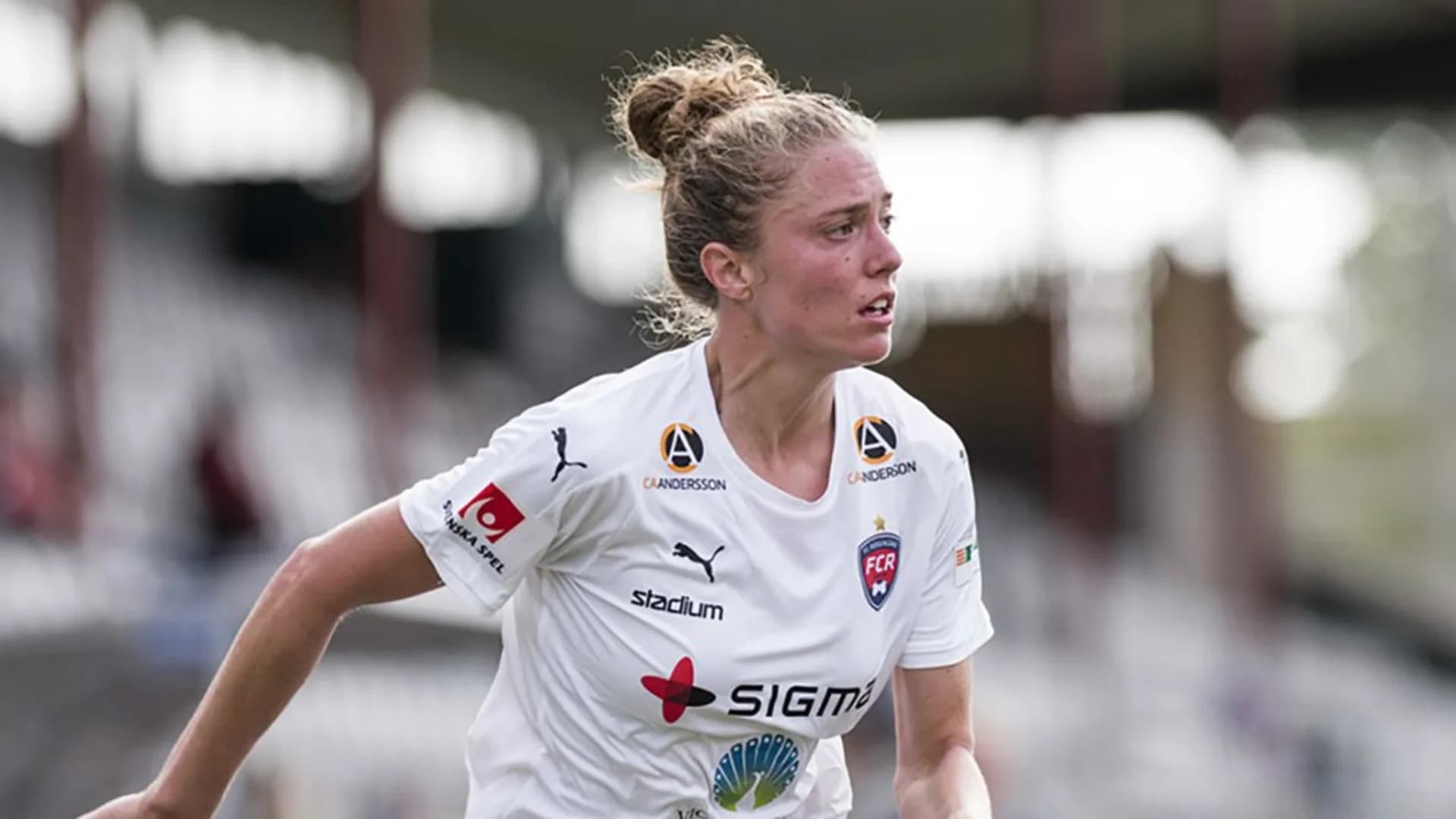 story-image-notebook-celia-jimenez-delgado-signs-with-reign-fc-more-offseason-news