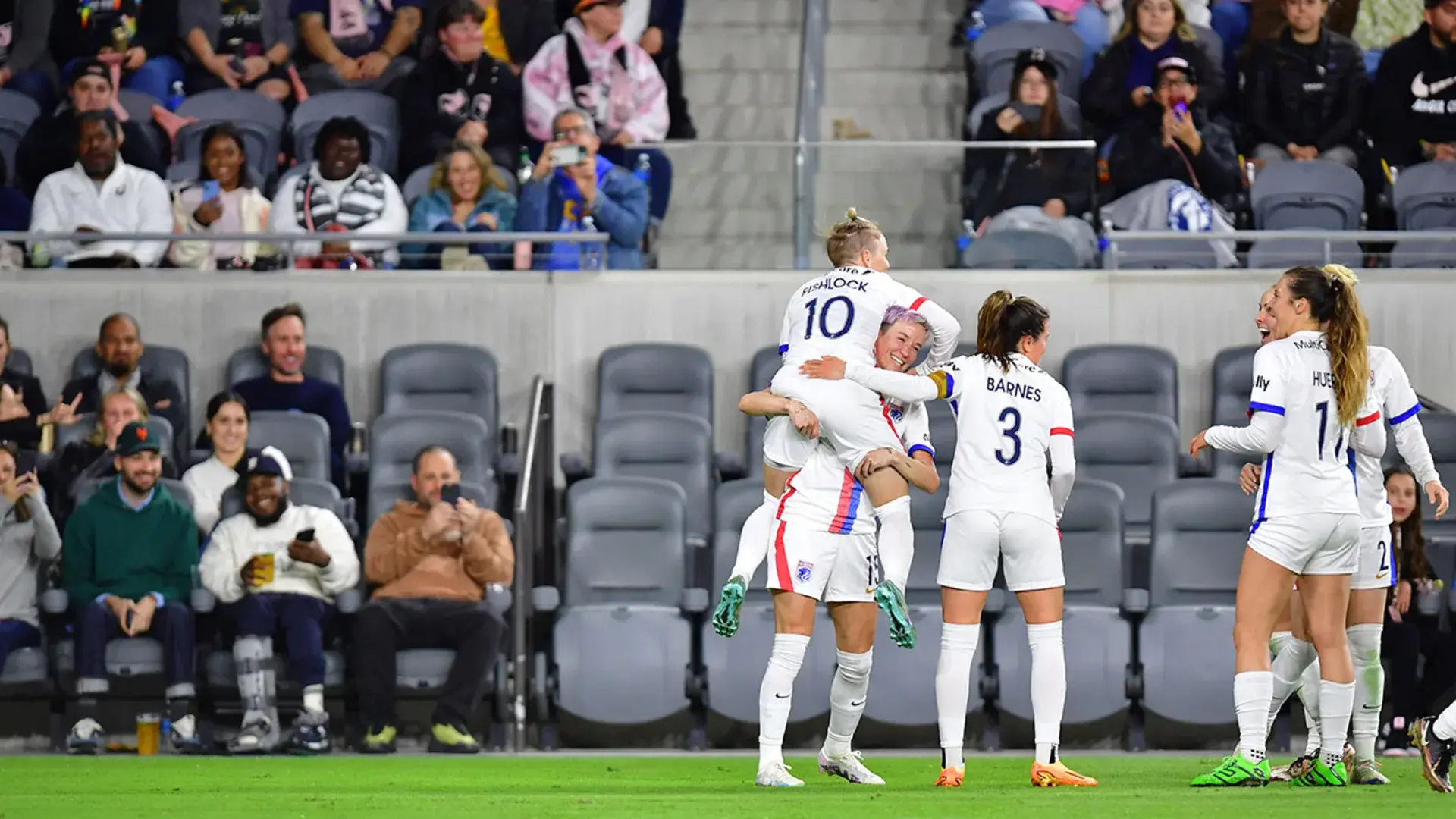 reign-players-celebrate-goal-against-angel-city