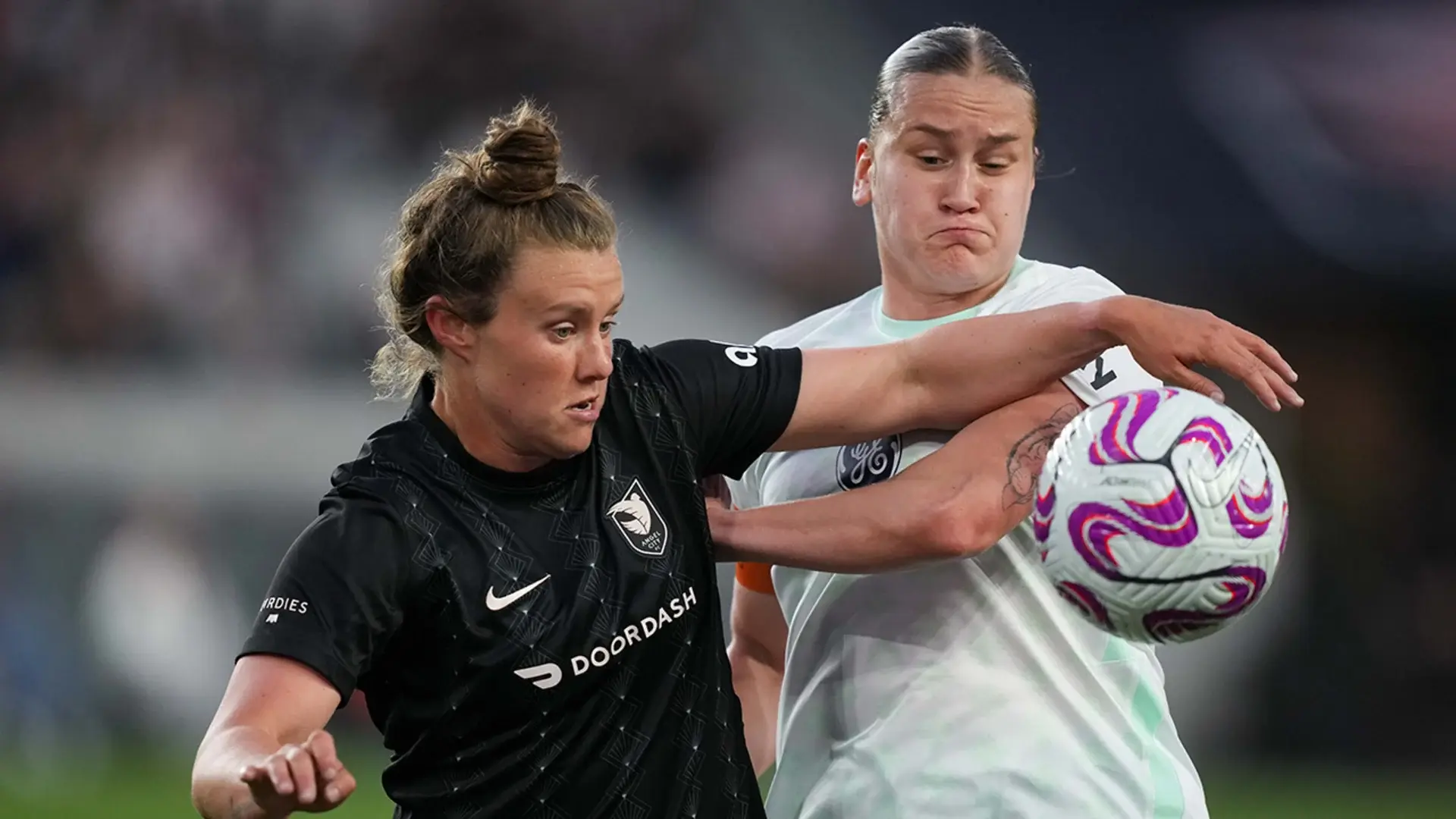 angel-city-midfielder-savannah-mccaskill-grapples-for-possession