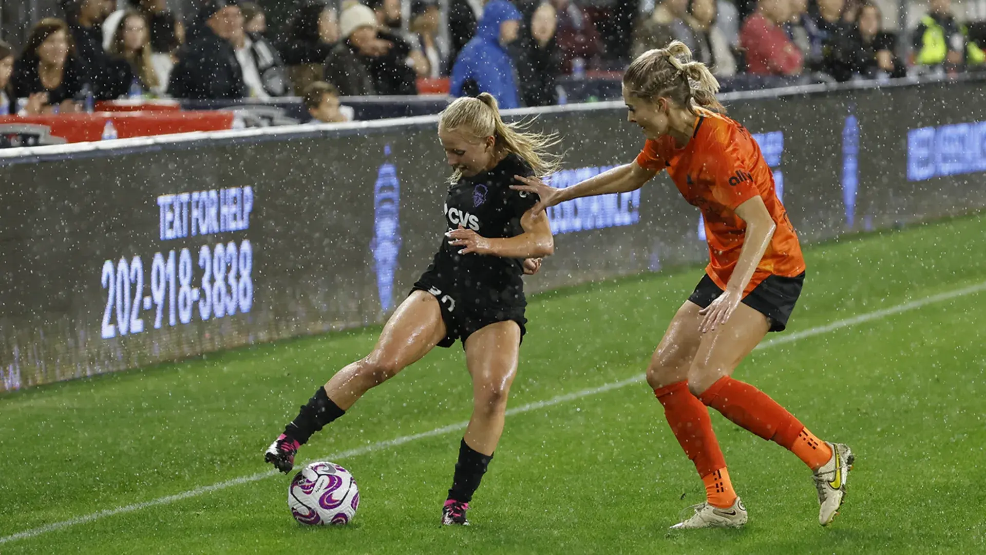 washington-and-houston-players-face-off-in-the-rain