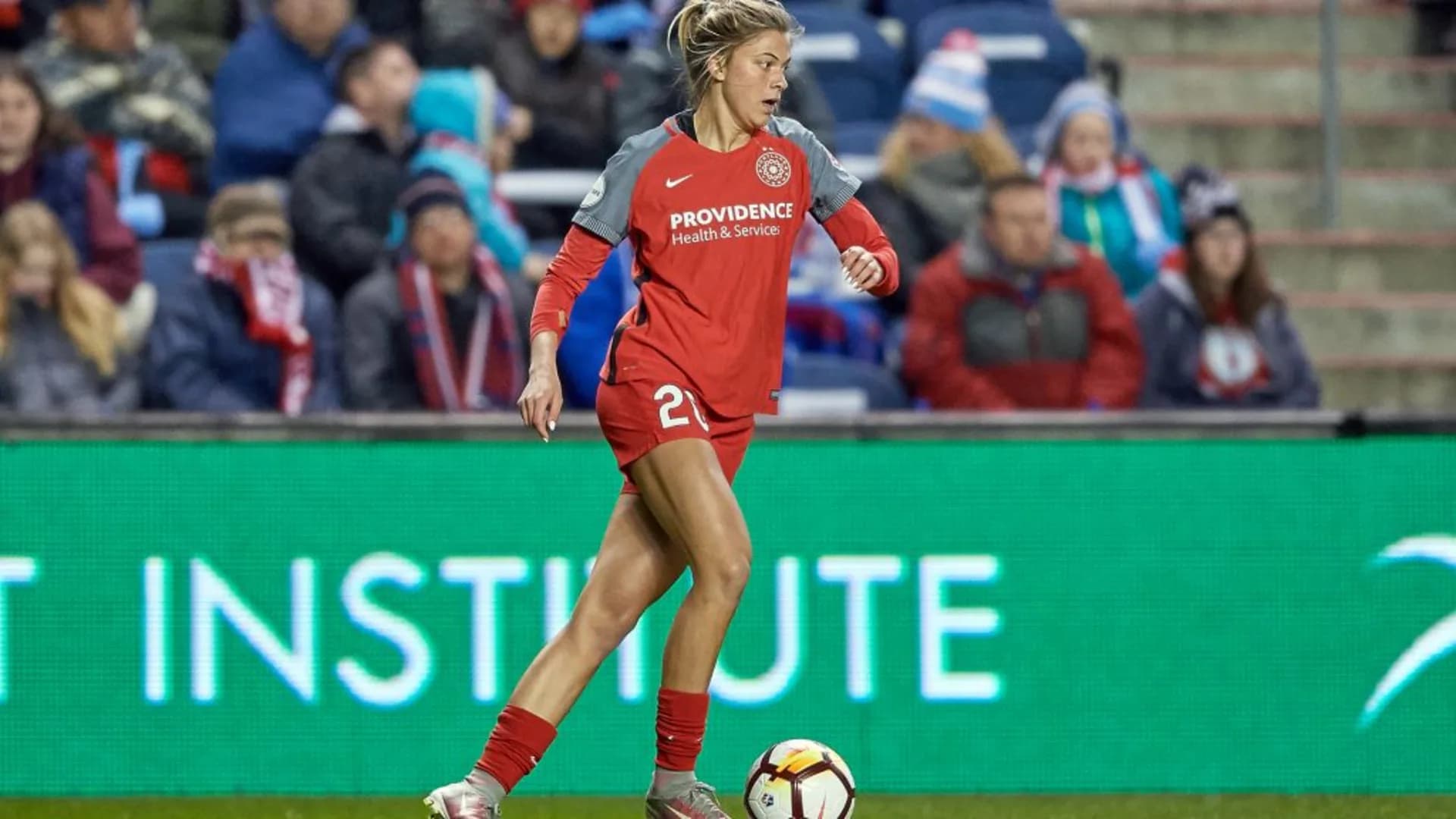 story-image-thorns-sign-defender-kelli-hubly