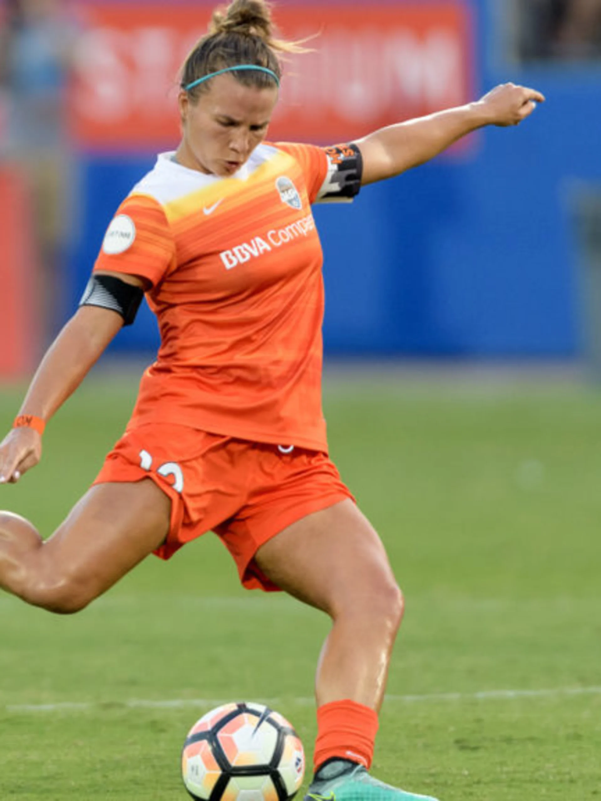 story-image-amber-brooks-re-signs-with-the-houston-dash