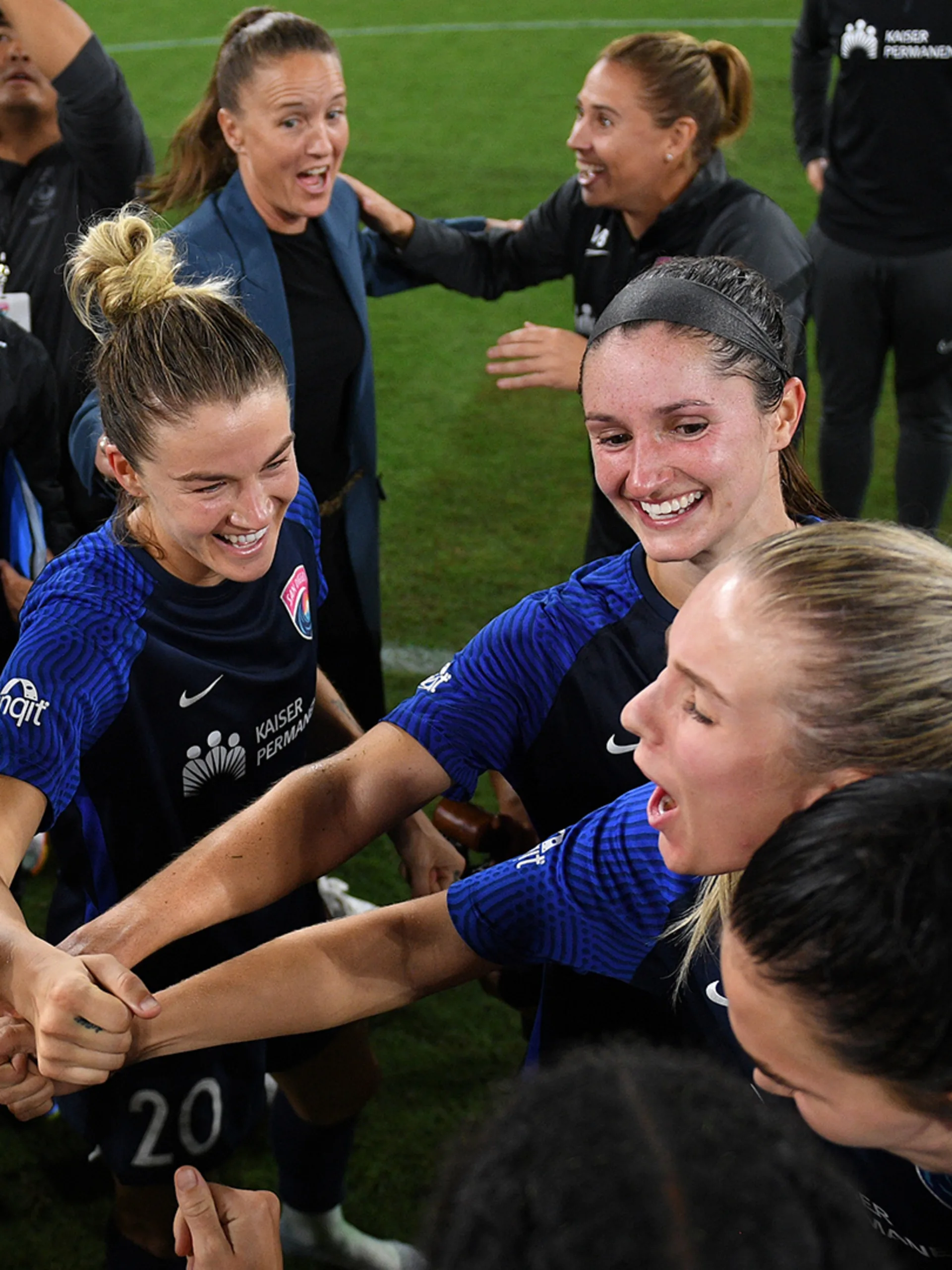 san-diego-wave-fc-team-huddle